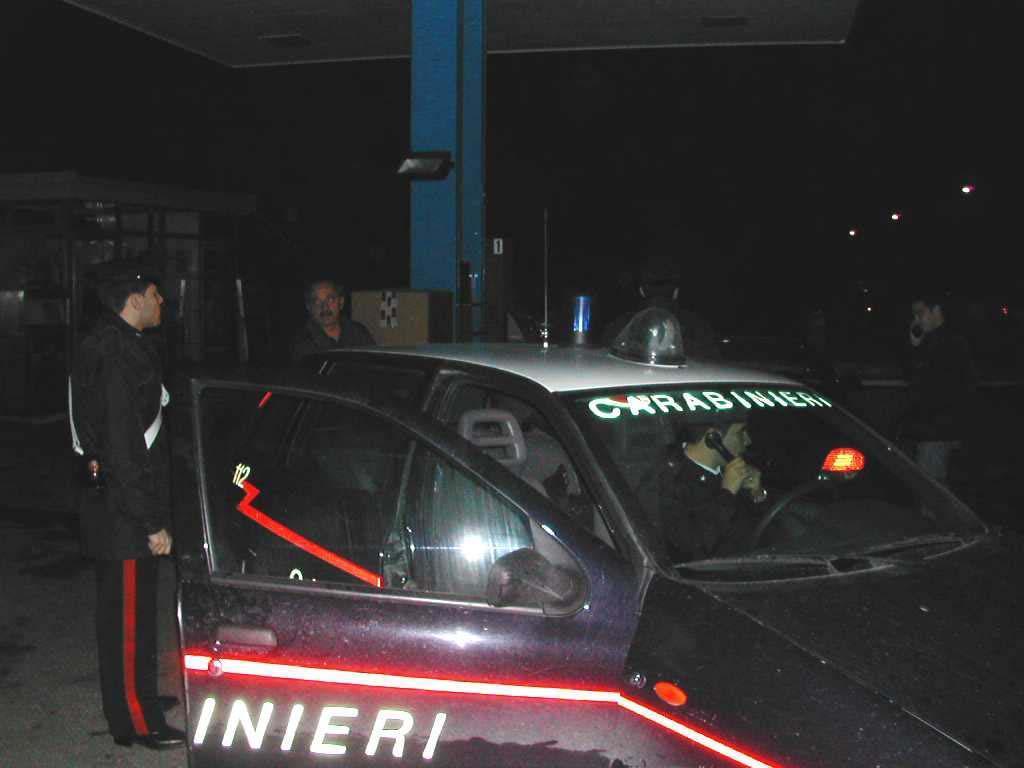 Furto in tabaccheria, sradicano l'inferriata con un'auto 
