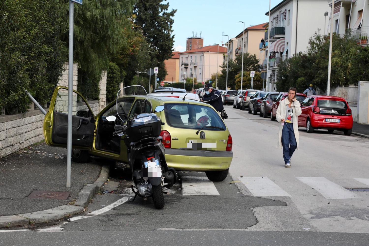 L'auto che ha causato l'incidente in via Tommasi (Foto Marzi)