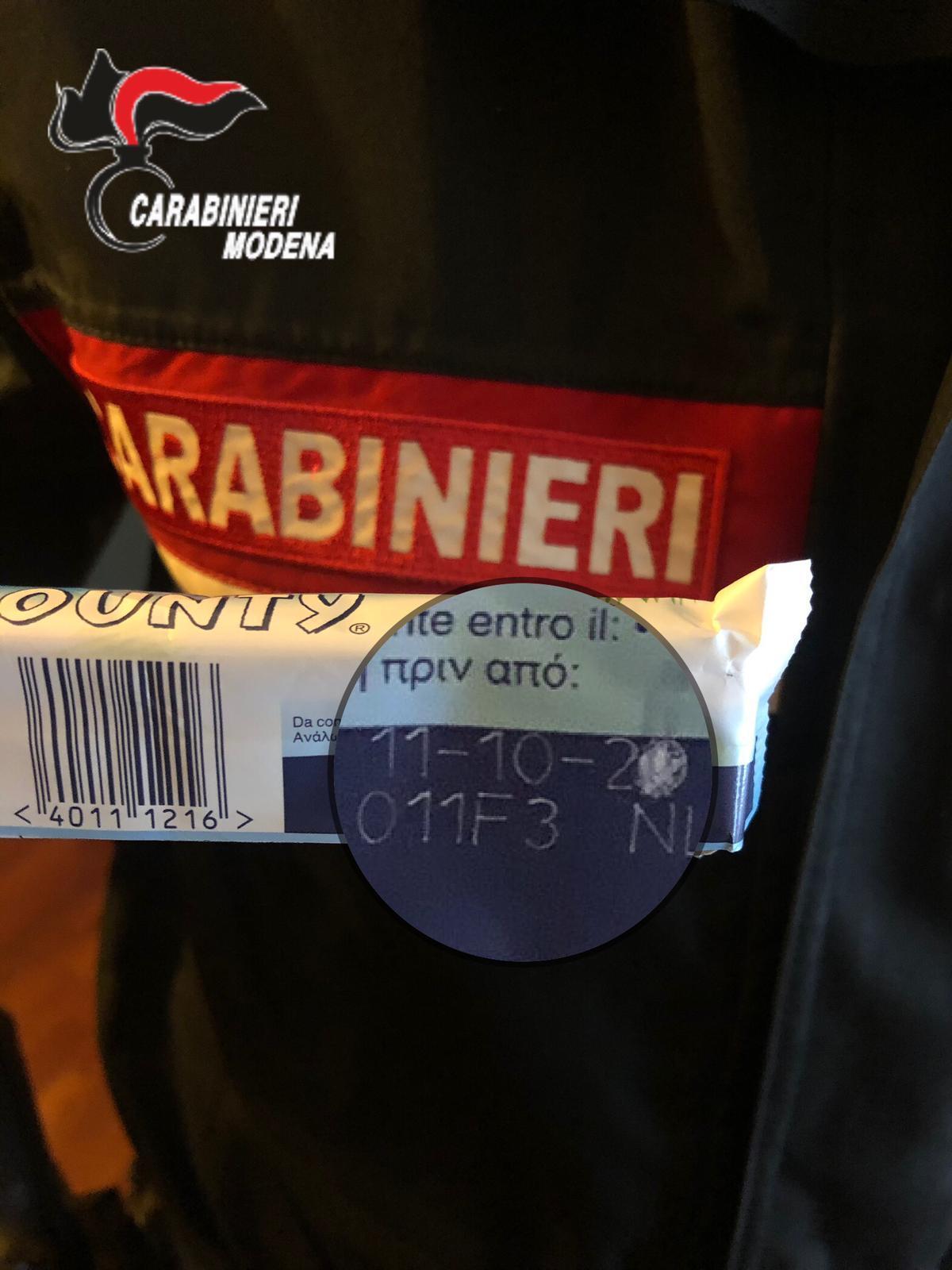 Carpi, mette  in vendita barrette di cioccolato con scadenza manomessa: multato 