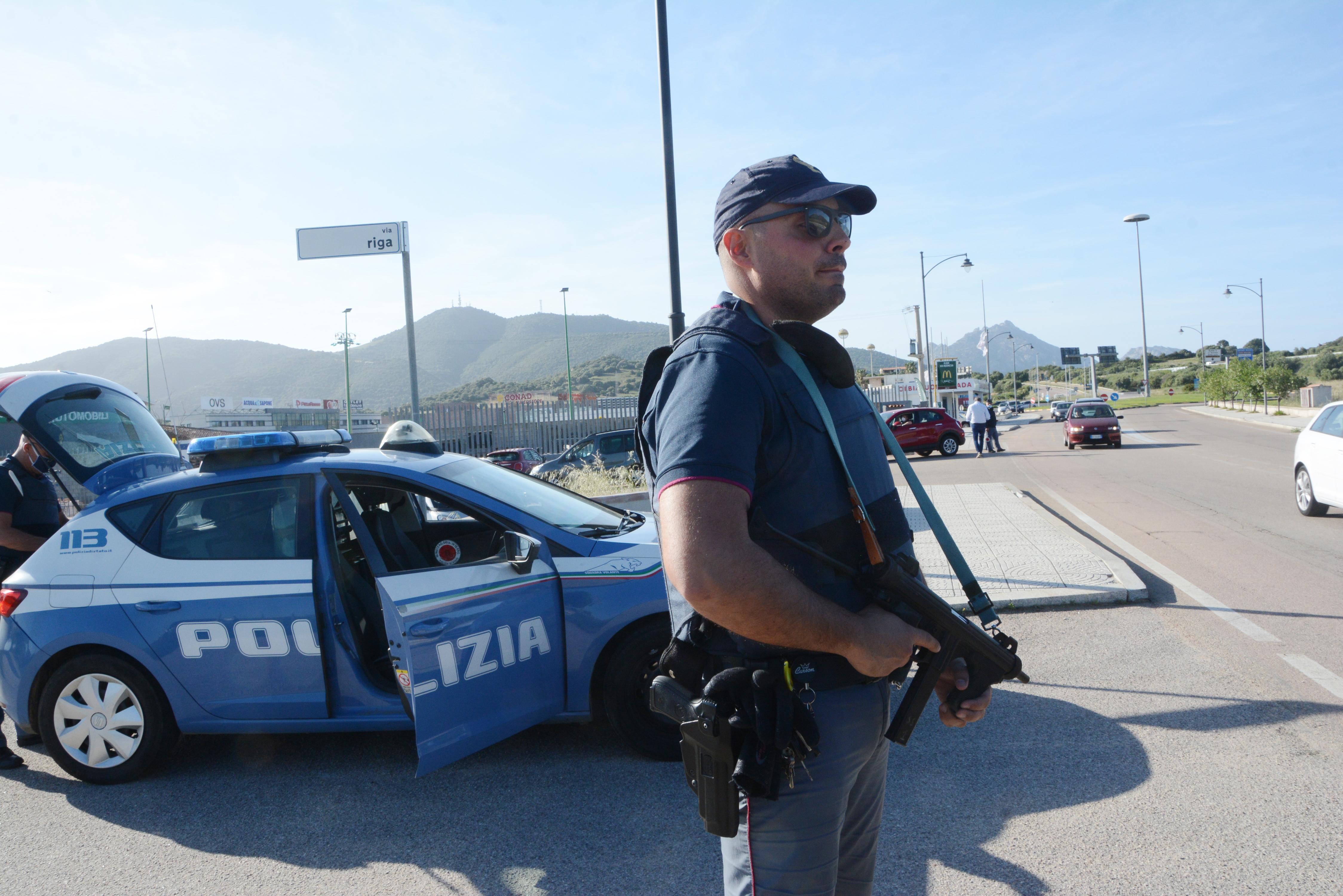 Olbia, molesta i clienti di un bar e aggredisce i poliziotti: arrestato 28enne