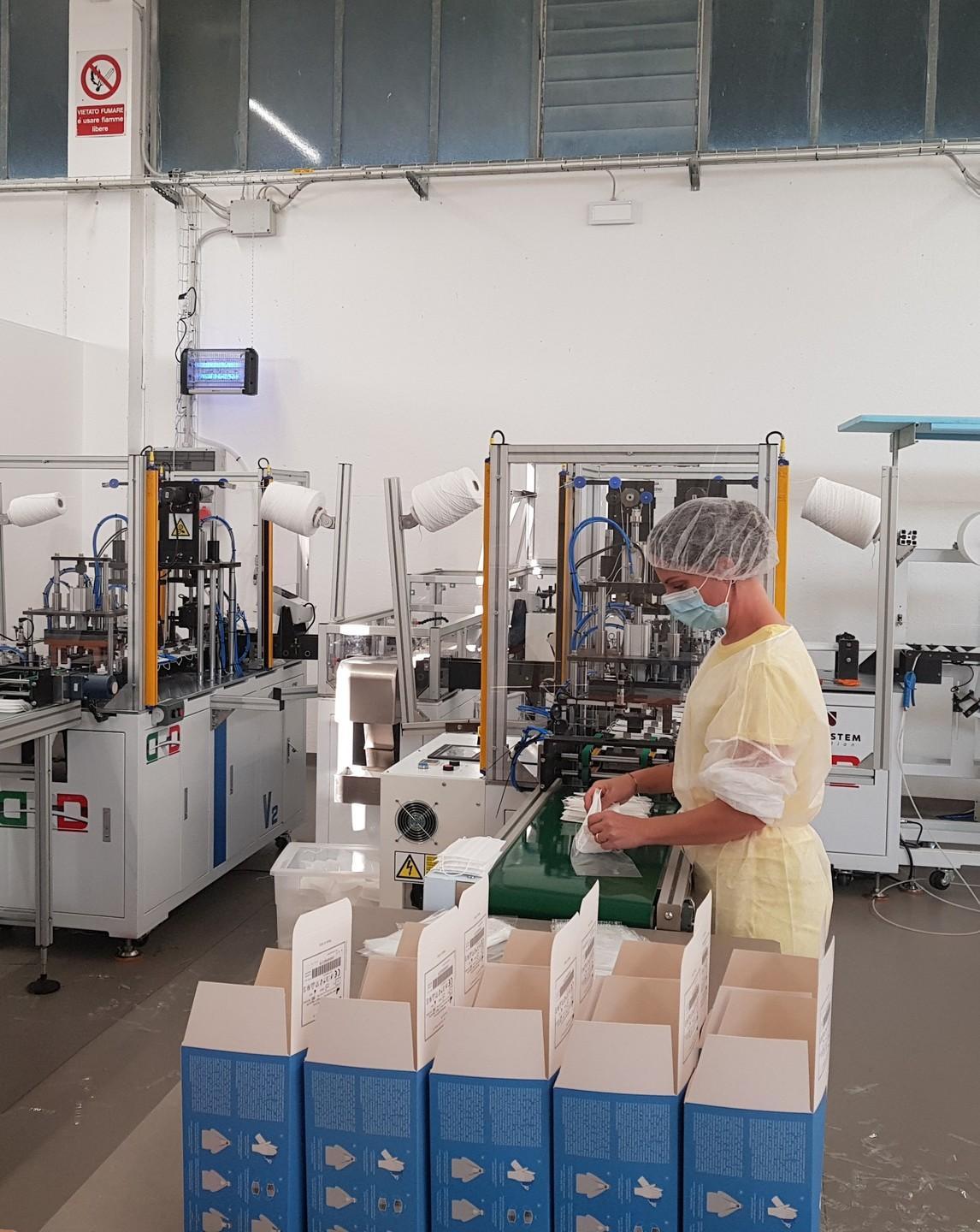 Personale della Ddr impegnato nella produzione delle mascherine