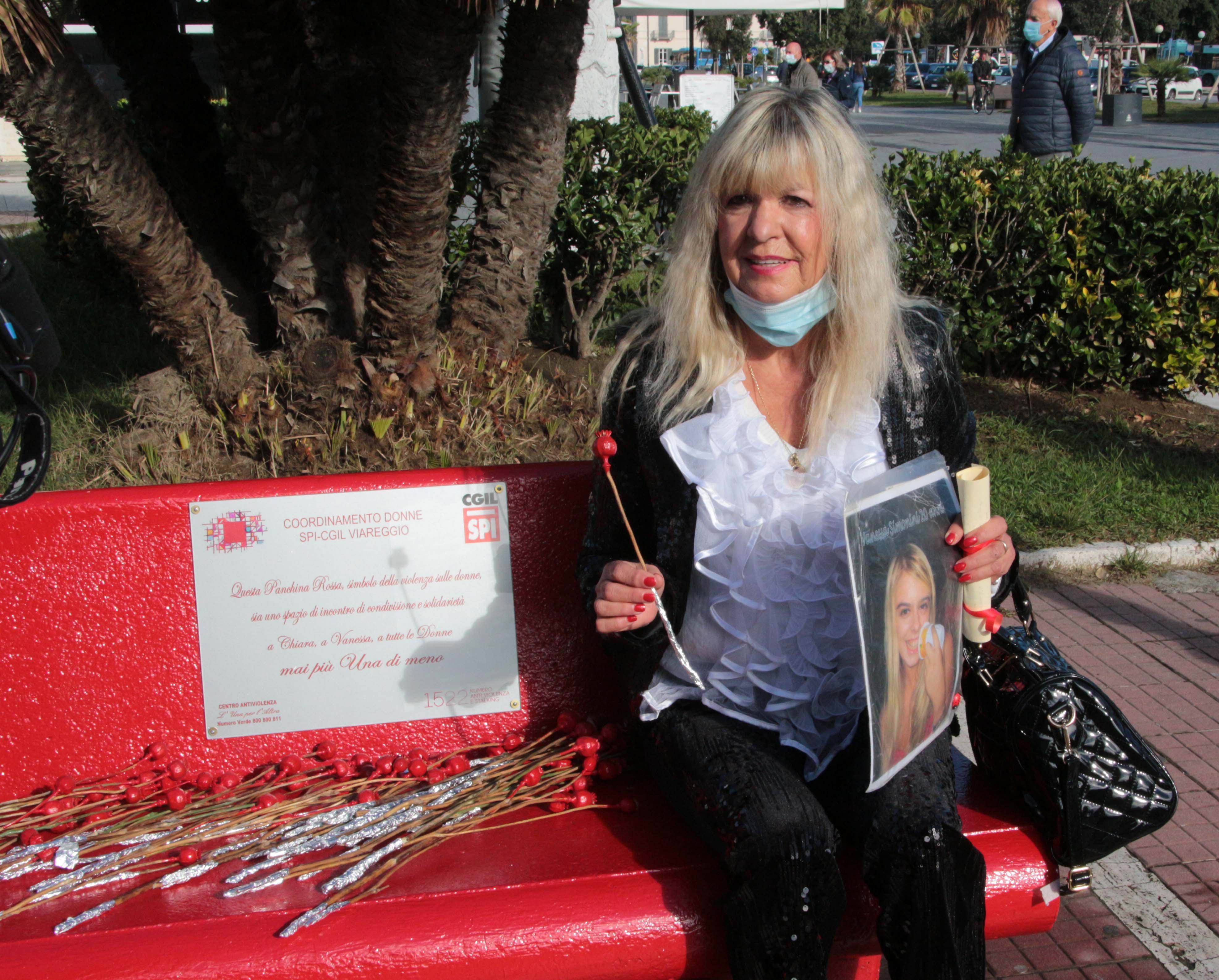 Catena umana a Viareggio per dire no alla violenza contro le donne