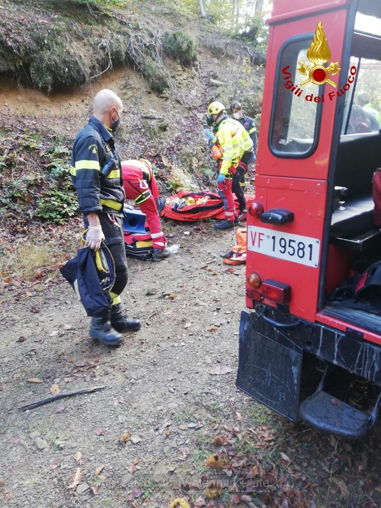 Si sente male in un bosco all'Acquerino e avvisa i soccorsi