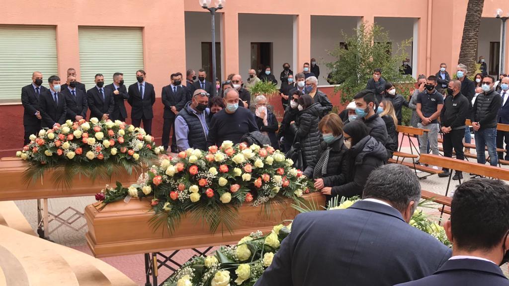 I funerali a Monserrato dei tre cacciatori morti sulla 125 a Cardedu (foto Mario Rosas)