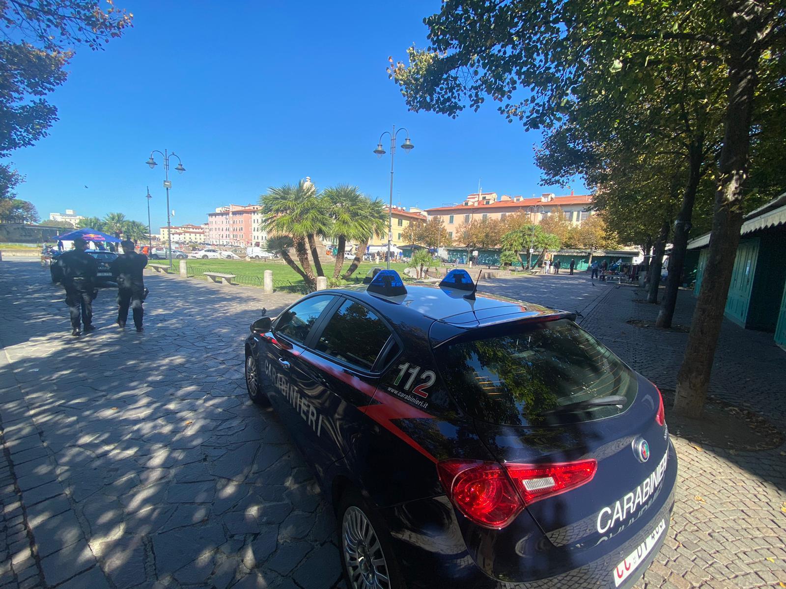 Carabinieri impegnati in piazza Garibaldi