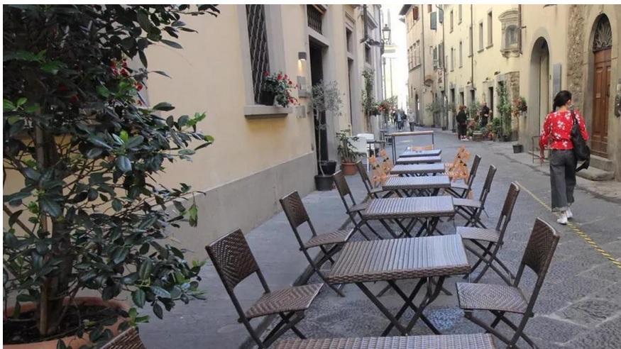 Tavolini all'aperto in un locale del centro storico