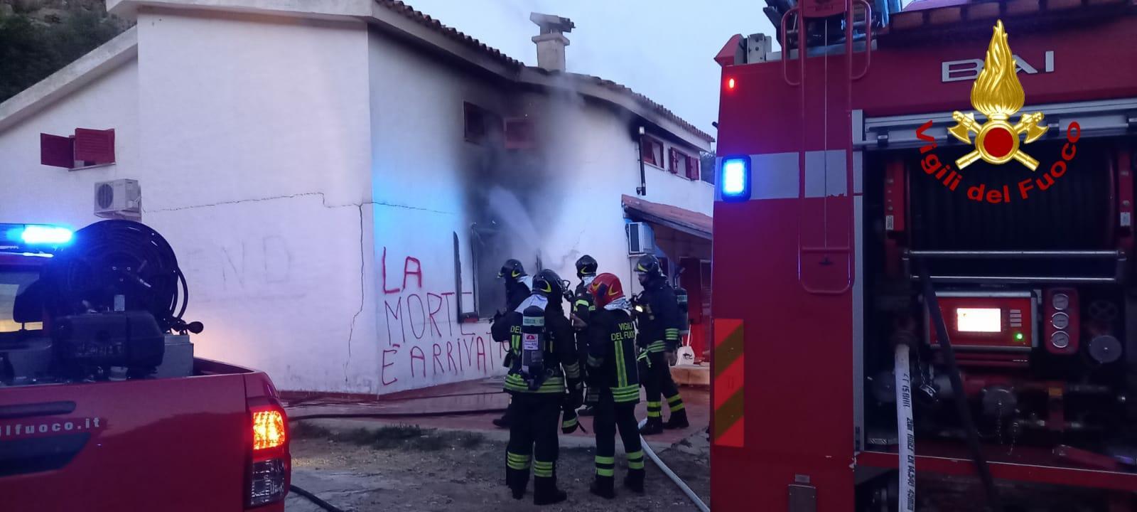 Golfo Aranci, grave incendio in un appartamento e minacce di morte