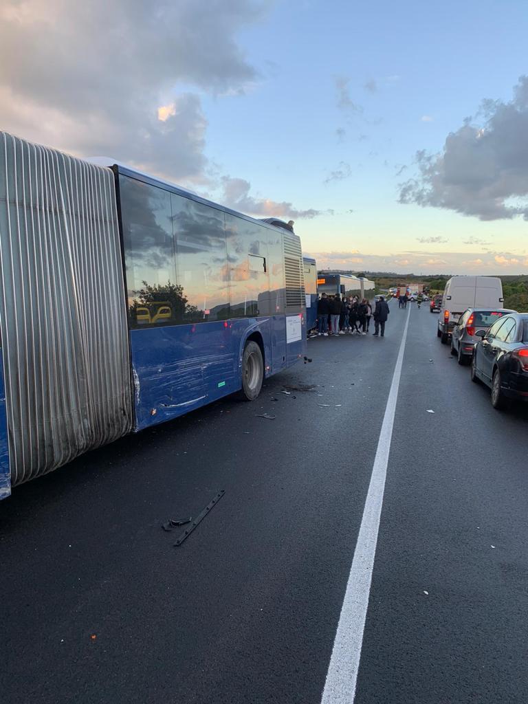 Il bus fermo sulla Sassari-Ittiri