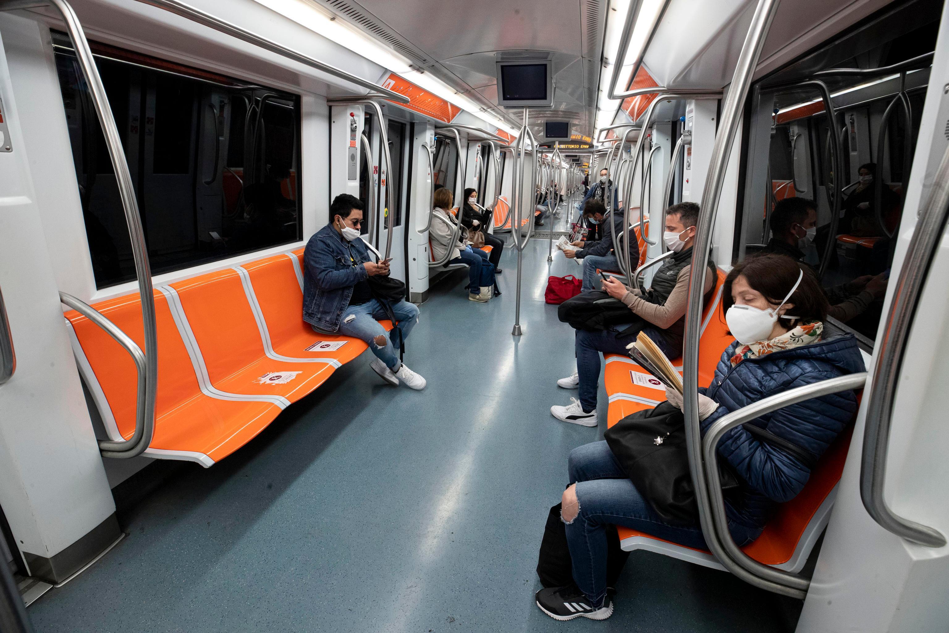 Covid, ipotesi per il Dcpm: ingressi scaglionati nelle scuole superiori e nelle università