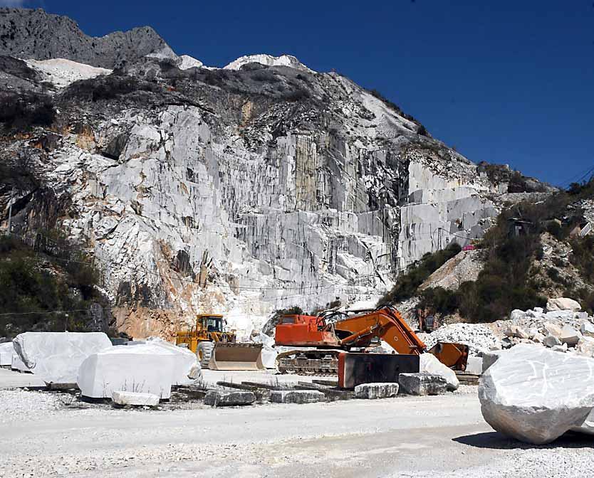 Cave, il Comune di Carrara contro Legambiente: «Sono fake news» 