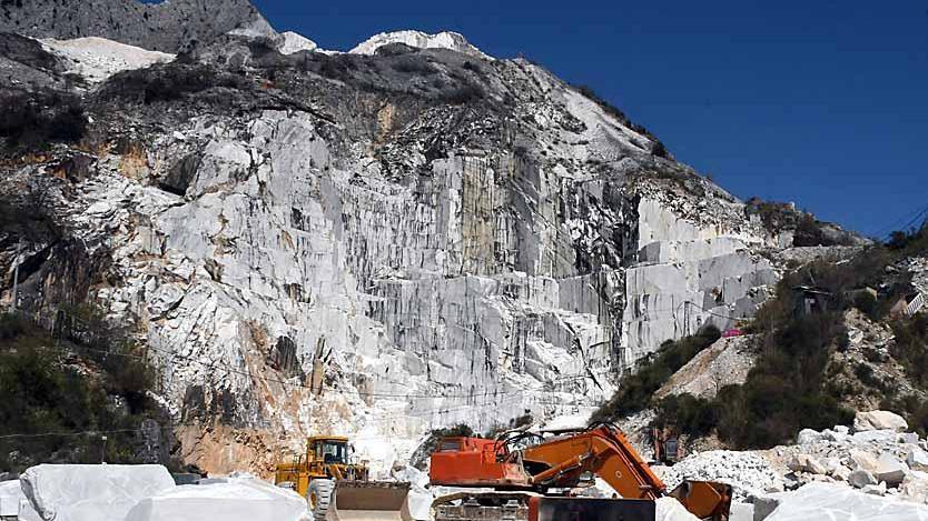 Cave, il Comune di Carrara contro Legambiente: «Sono fake news»