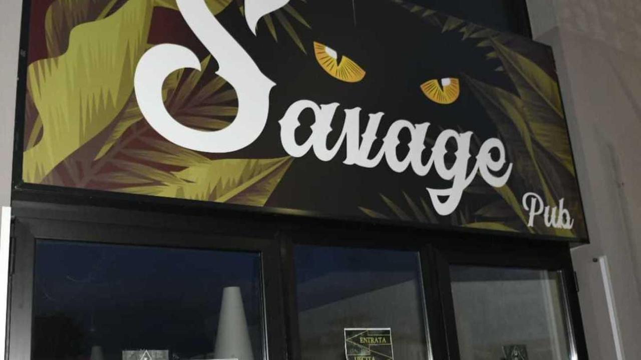 Assembrati e senza mascherine Chiuso per 5 giorni il Savage Pub
