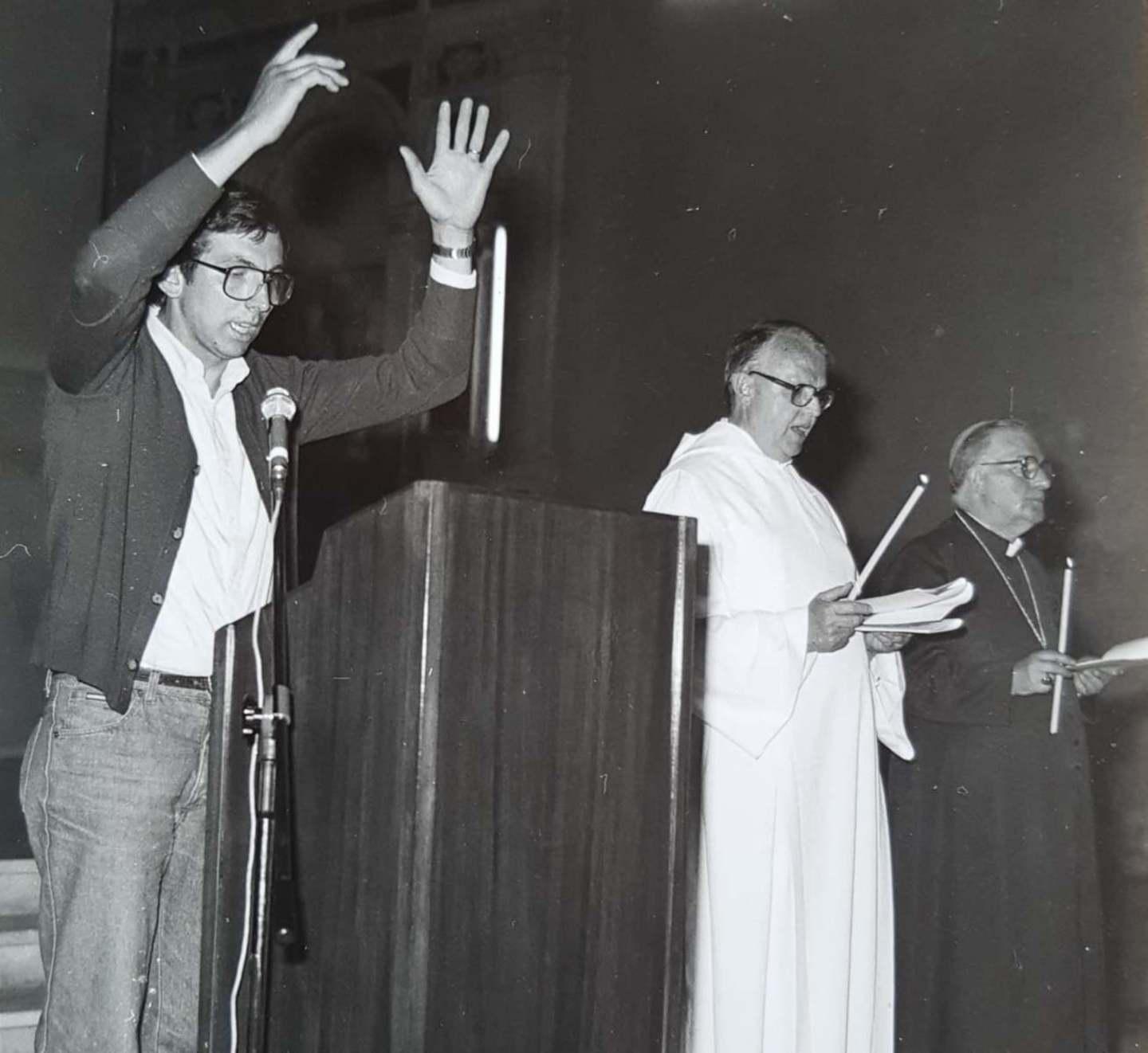 Le nozze d’oro di Elio con musica e corali «Cresciuto a pane e note, poi ecco il teatro» 