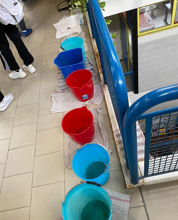 Piove e l’Ipsia Volta si allaga nei corridoi e nelle aule 