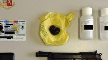 Eroina e una pistola in valigia arrestato 40enne livornese