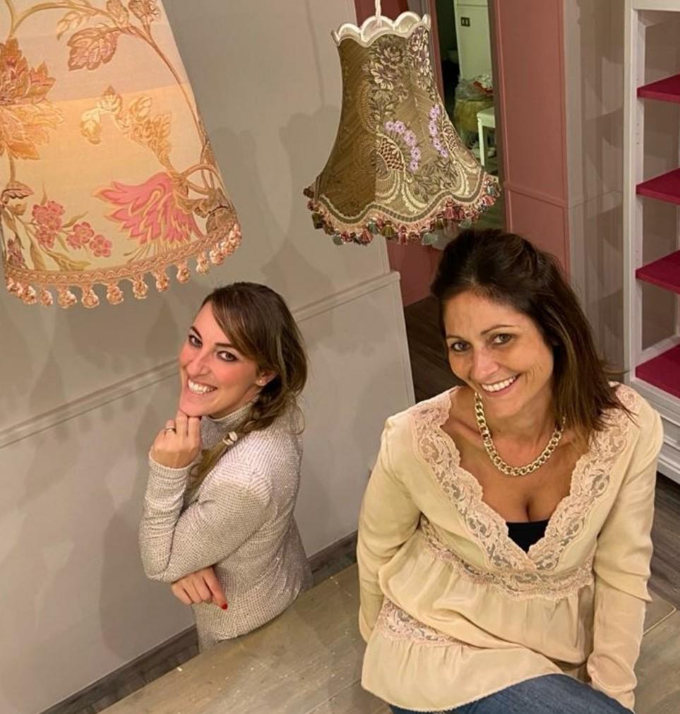 Apre il negozio di bigiotteria di Moira e Alessandra