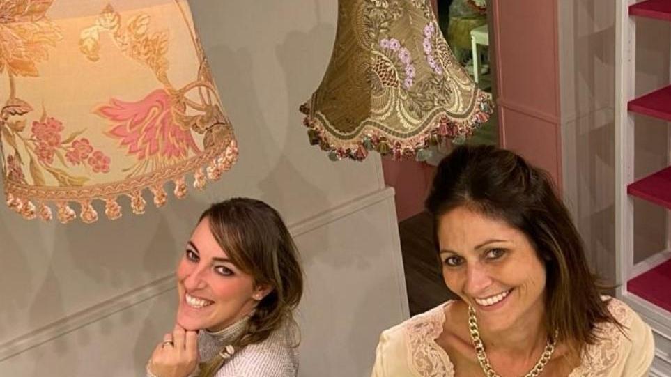 Apre il negozio di bigiotteria di Moira e Alessandra