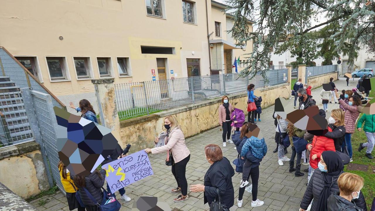 La protesta della mensa: via i figli dalla scuola