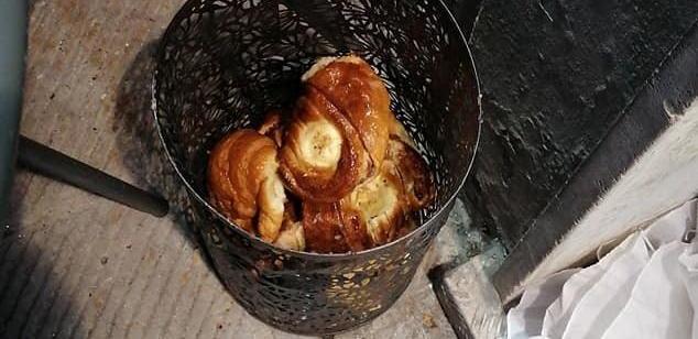 Furto in pasticceria E al bar i vandali gettano i cornetti