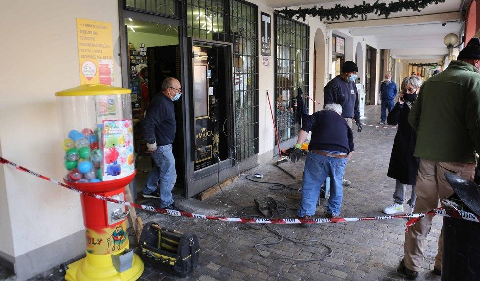 Usano l’auto come ariete Saccheggiata la tabaccheria 