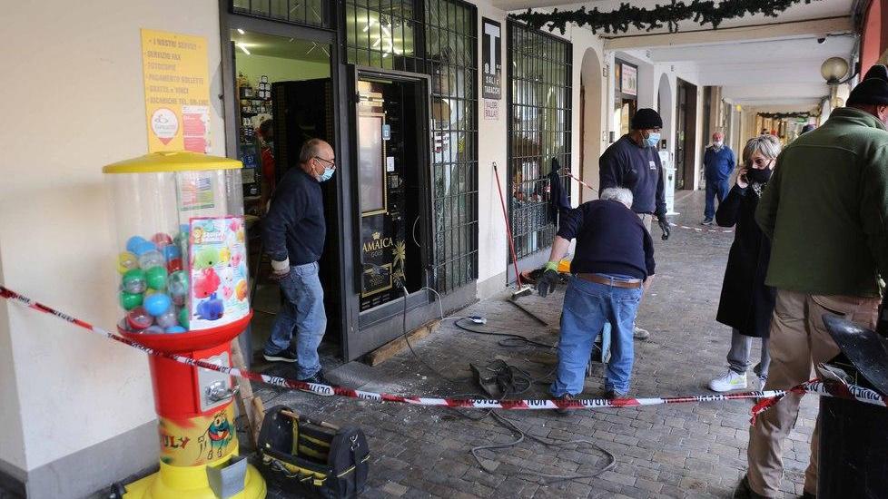 Usano l’auto come ariete Saccheggiata la tabaccheria