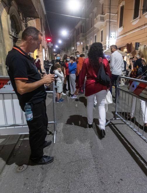Nell’area della movida tornano varchi e limiti Solo 662 persone la sera 