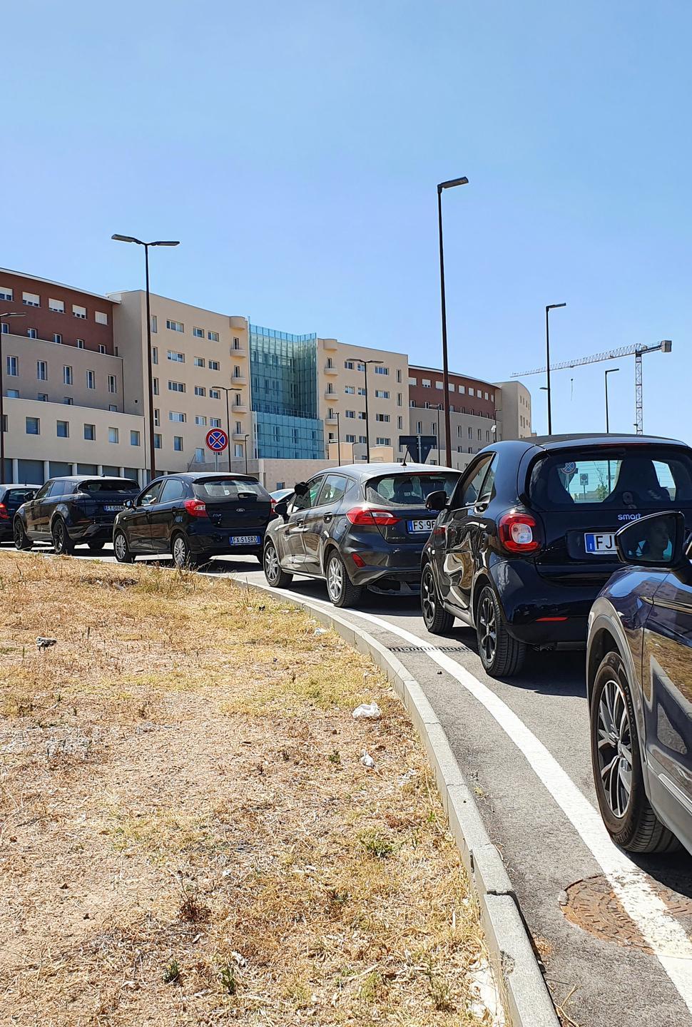 Esami drive-in interminabili code d’auto nell’ospedale