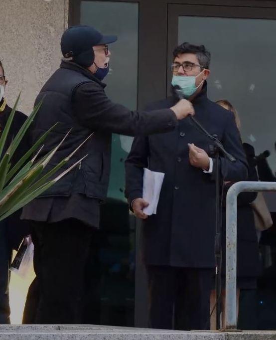 Offeddu, microfono strappato a Soddu: scintille tra i due