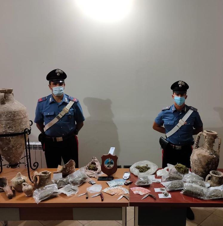 Droga e anfore romane nascoste in casa: coppia nei guai 