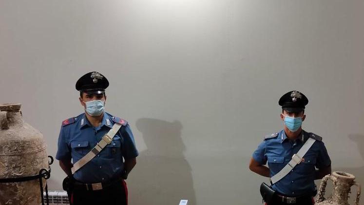 Droga e anfore romane nascoste in casa: coppia nei guai