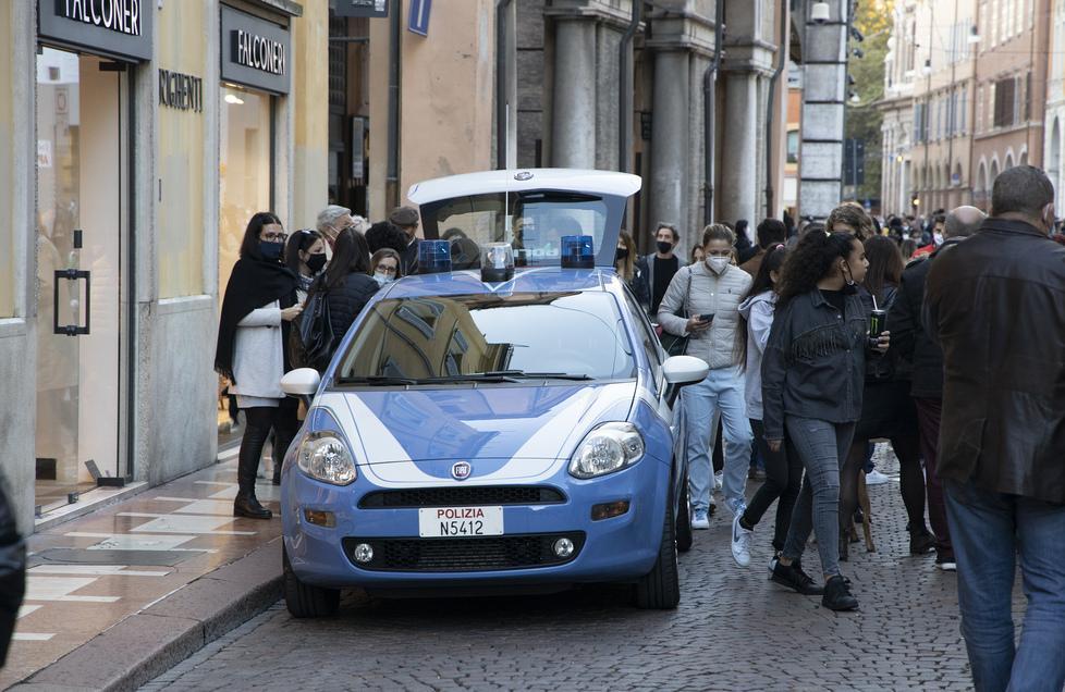 Elude il nuovo Decreto riaprendo il bar all’1 C’è lo stop della Regione Emilia Romagna
