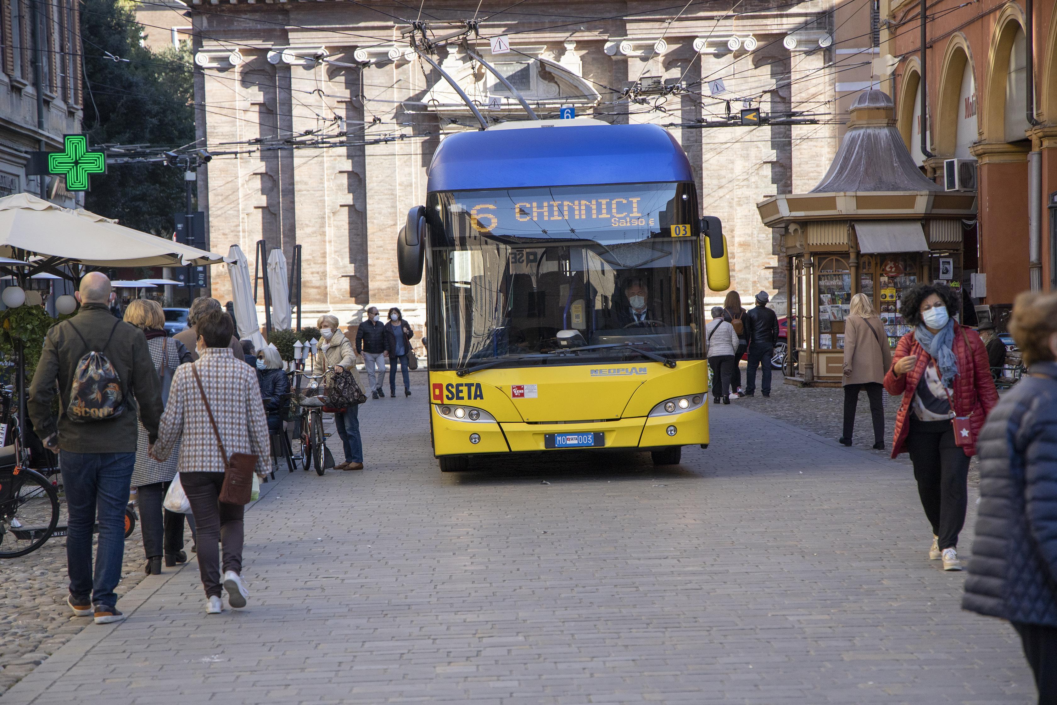 Modena Sui bus del centro è uno slalom nella giungla di tavoli e sedie 