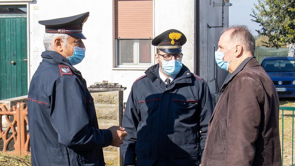 I carabinieri con il sindaco di Mesola Gianni Michele Padovani