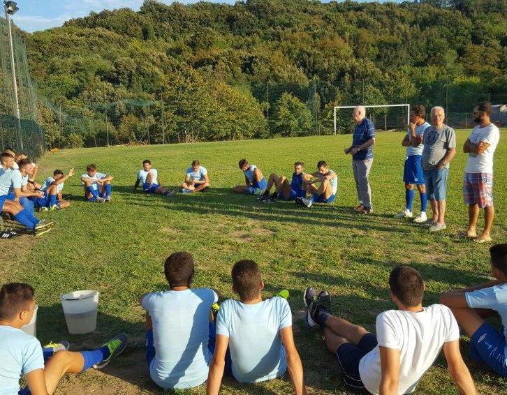 Le società di calcio scrivono a Figc e Giani: «Troppi contagi, fermiamo i campionati» 