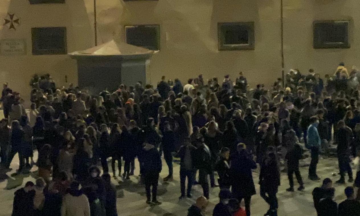 Trovati senza mascherina nelle piazze della movida: sei multe da 400 euro 