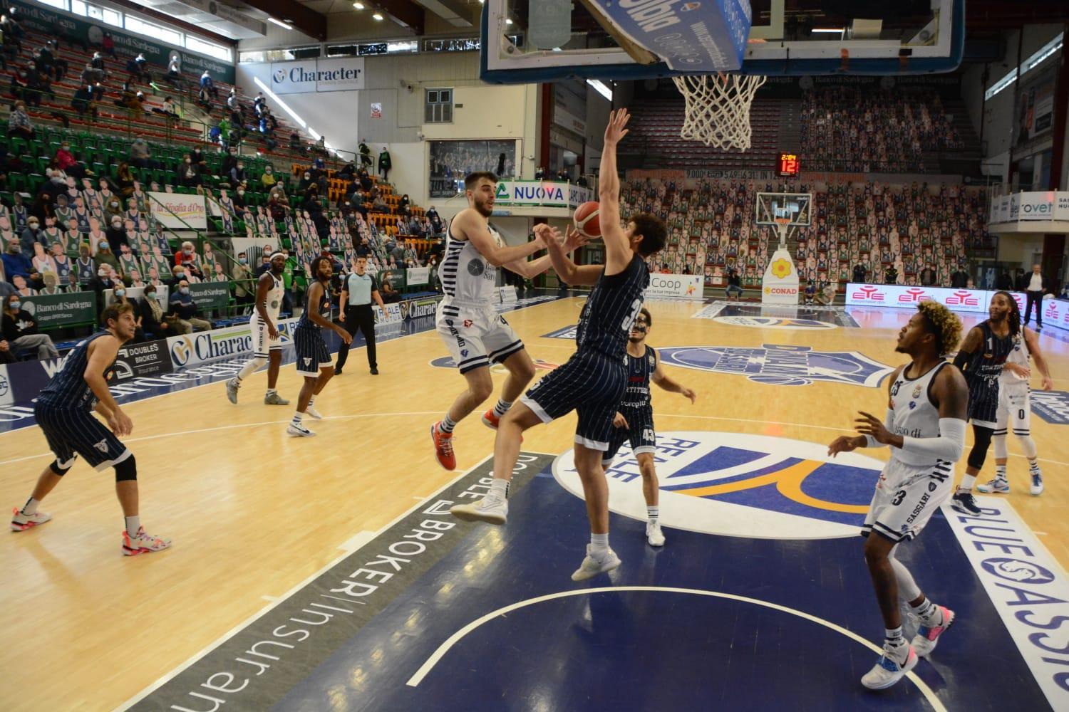 Un finale fantastico premia la Dinamo, la Fortitudo di Sacchetti va ko