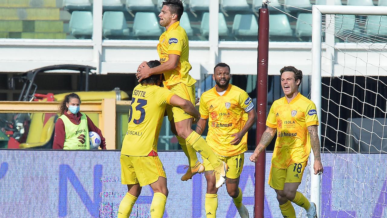 L'esultanza di Simeone dopo la rete del 2-1 per il Cagliari