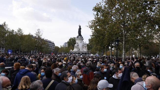 A migliaia sfilano in Francia in omaggio al prof decapitato