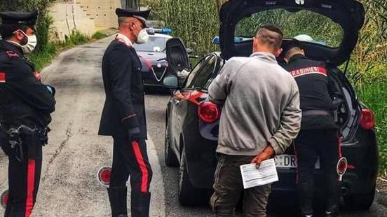 Sorpreso dal carabiniere fuori servizio, un pusher di 30 anni finisce in manette