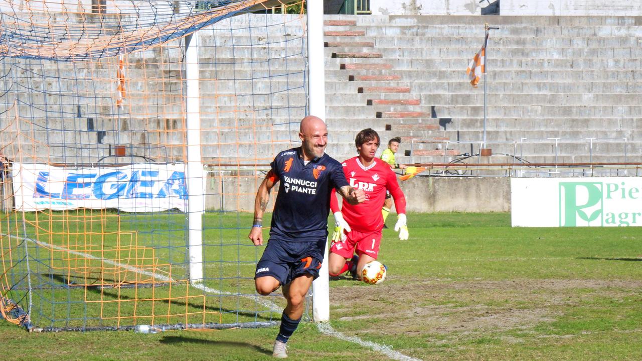 La gioia di capitan Valiani dopo il gol (Foto Gori)