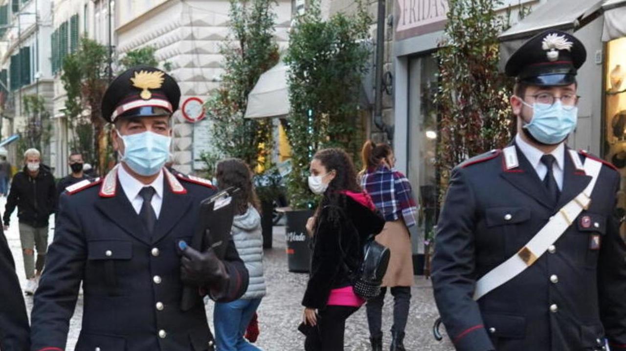 Porta il figlio a scuola senza mascherina, multata una mamma