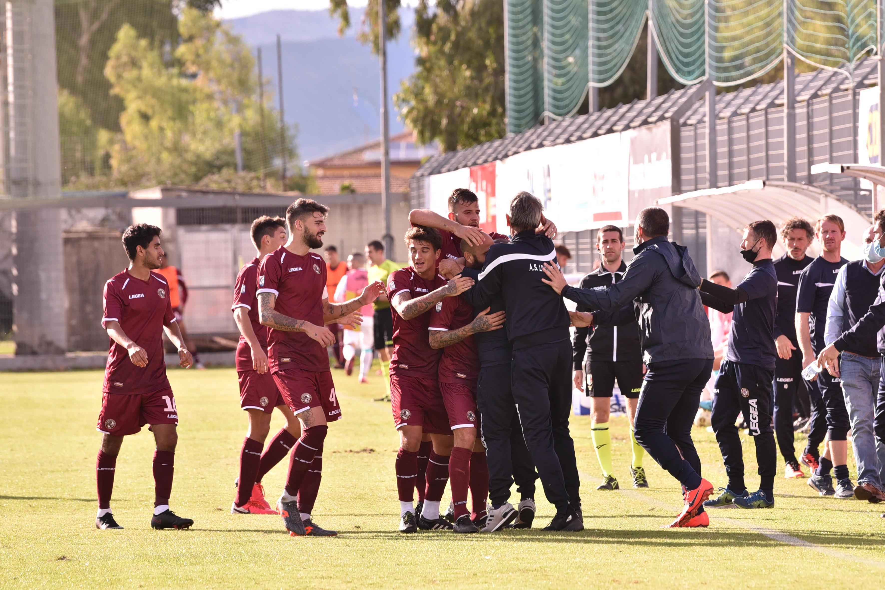 L'esultanza del gruppo amaranto dopo il gol del momentaneo vantaggio segnato da Mazzeo (Foto Sestini)