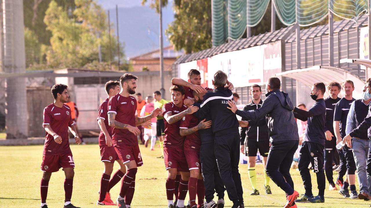 L'esultanza del gruppo amaranto dopo il gol del momentaneo vantaggio segnato da Mazzeo (Foto Sestini)