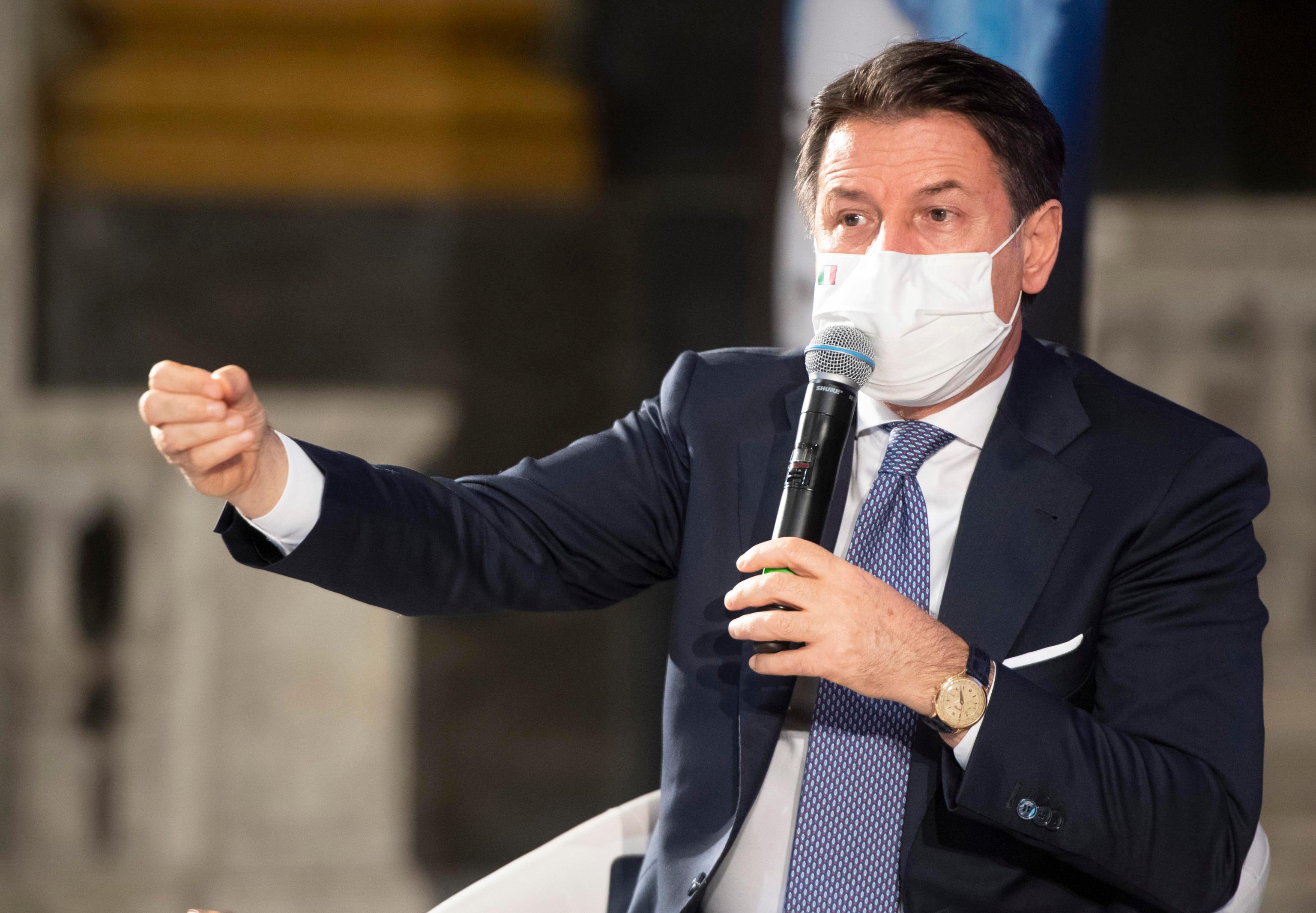 Coronavirus, ecco il nuovo Dpcm. Conte: "Non faccio previsioni sulle ferie natalizie. Rispettate le regole" 