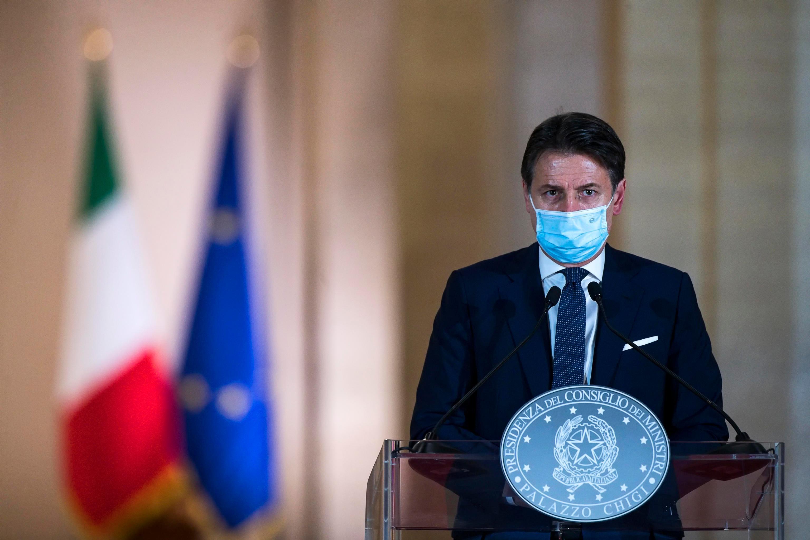 Covid, il nuovo Dpcm di Conte: stretta sulla movida, le palestre restano aperte