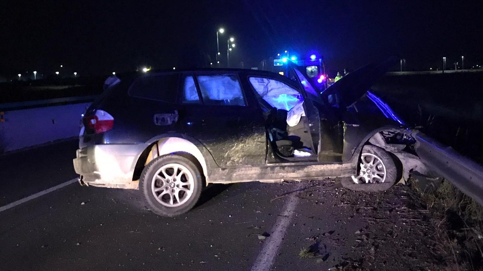 L'auto dopo lo schianto contro il guardrail