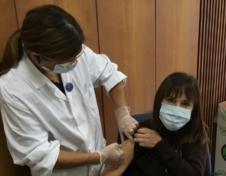 Il vaccino antinfluenzale sta andando a ruba: c’è chi si rivolge al... Papa 