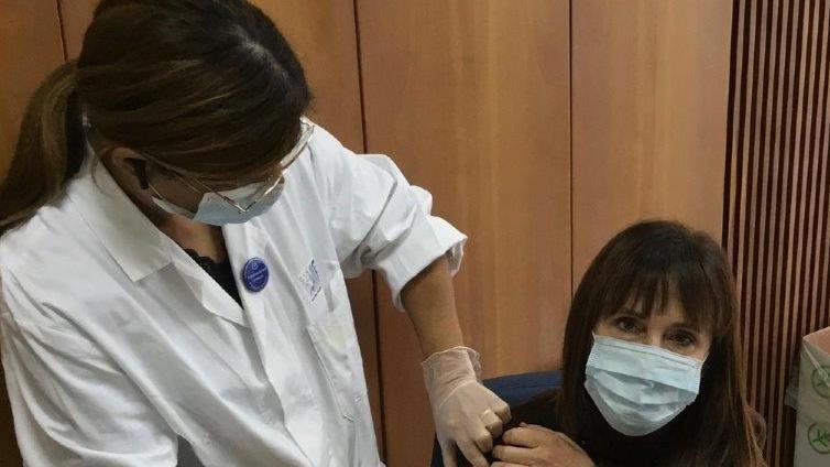 Il vaccino antinfluenzale sta andando a ruba: c’è chi si rivolge al... Papa