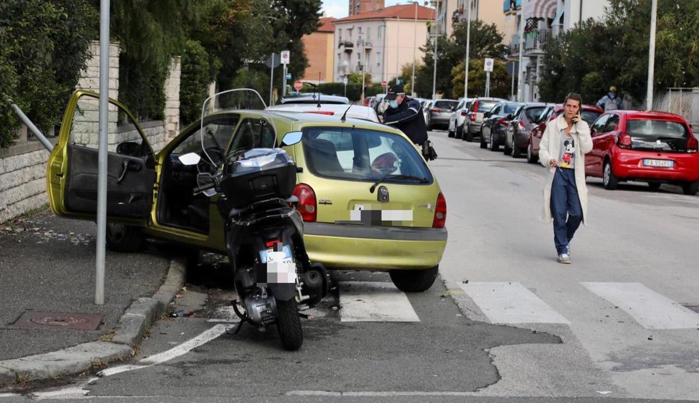In strada contromano travolge uno scooter e si schianta in un palo