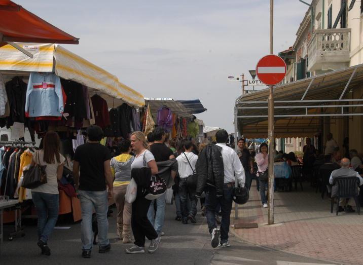 Oggi torna il mercato sul lungomare di Marina di Pisa